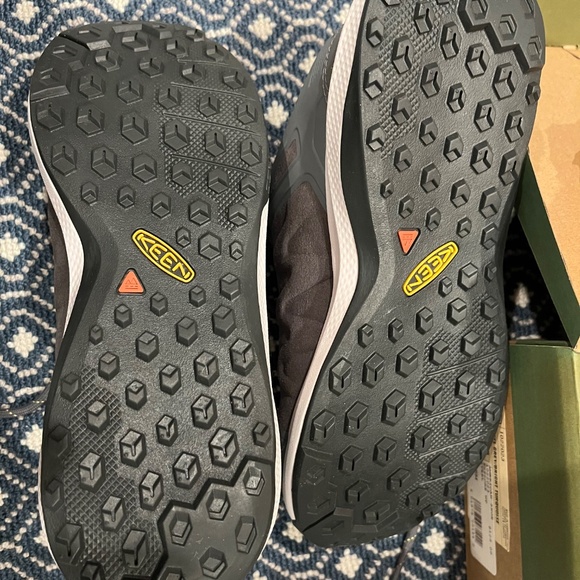 Keen waterproof sneakers New in Box - Picture 4 of 7